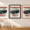 Същият постер с Volkswagen Golf 2 в бяла, черна и дървена рамка на стена в стая Същият постер с Volkswagen Golf 2 в бяла, черна и дървена рамка на стена в стая